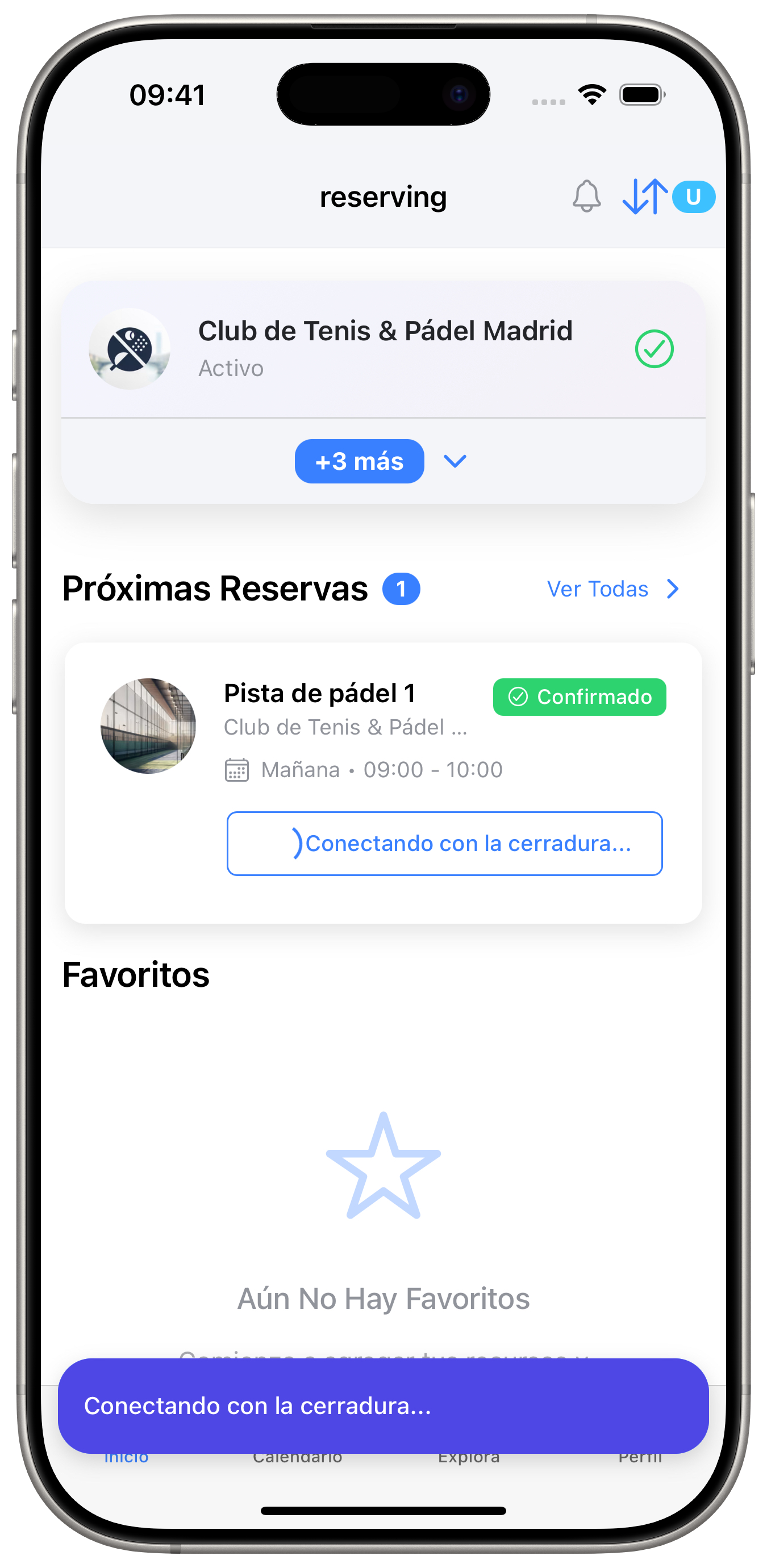Accede a las instalaciones.